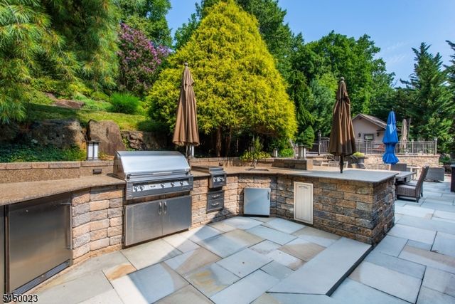 11 Ford Ln, Roseland Boro, NJ 07068
