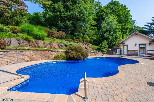 11 Ford Ln, Roseland Boro, NJ 07068