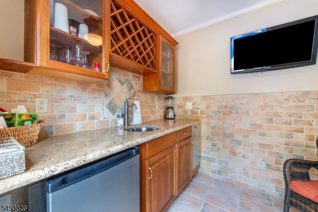 11 Ford Ln, Roseland Boro, NJ 07068