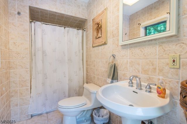 11 Ford Ln, Roseland Boro, NJ 07068