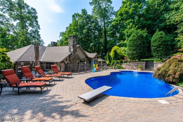 11 Ford Ln, Roseland Boro, NJ 07068