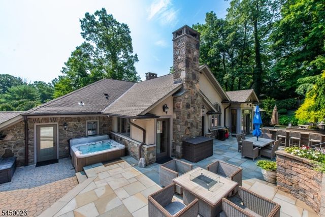 11 Ford Ln, Roseland Boro, NJ 07068