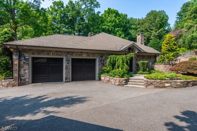 11 Ford Ln, Roseland Boro, NJ 07068
