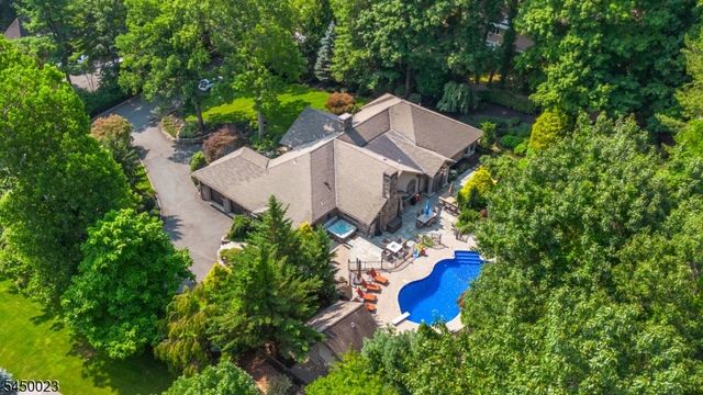 11 Ford Ln, Roseland Boro, NJ 07068