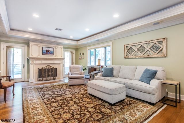 11 Ford Ln, Roseland Boro, NJ 07068