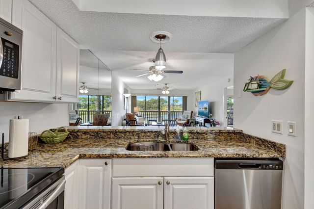 348 Brackenwood Circle, Palm Beach Gardens, FL 33418