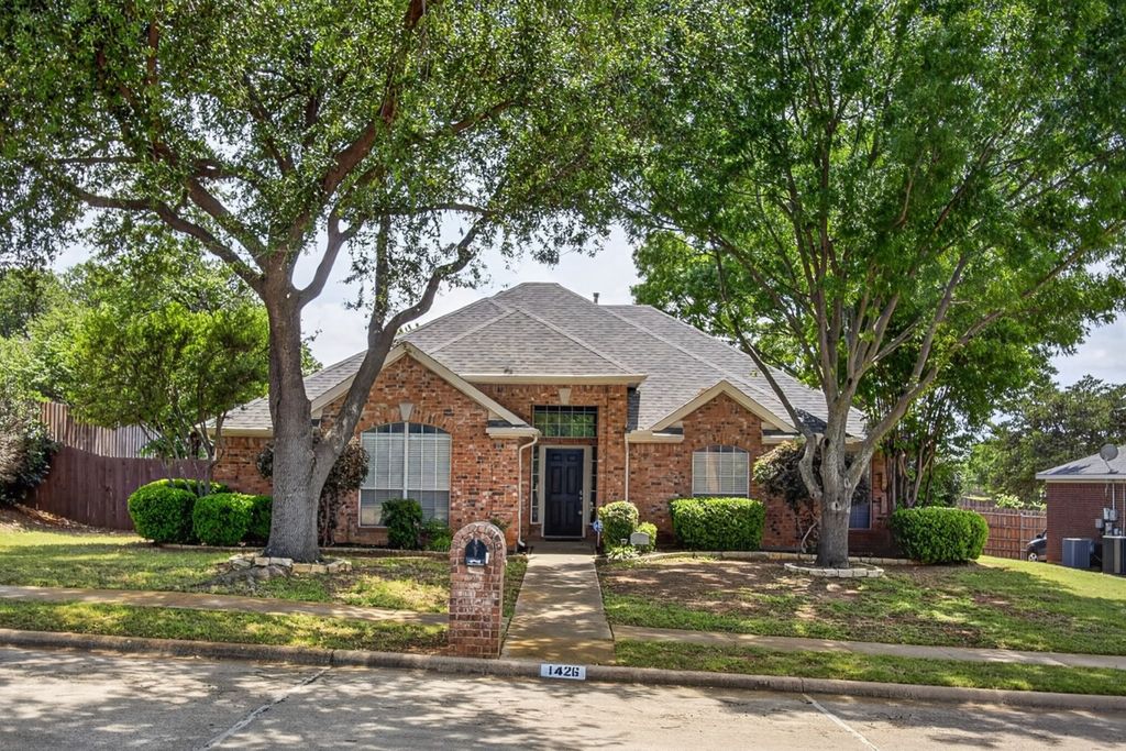 1426 Flamingo Drive, Lewisville, TX 75077