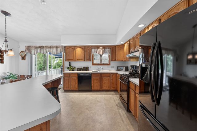 58 Brush Hill Road, Narragansett, RI 02882