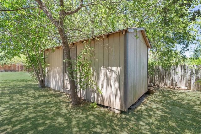 1304 Amy St, George West, TX 78022