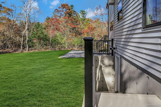 20 Bunker Lane, Middle Island, NY 11953