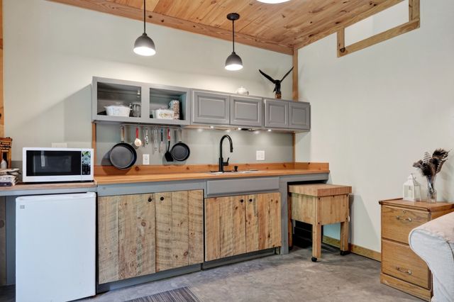 361 Bear Knob Ln, Crawford, TN 38554
