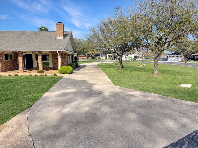 742 Kiowa Drive W, Gainesville, TX 76240