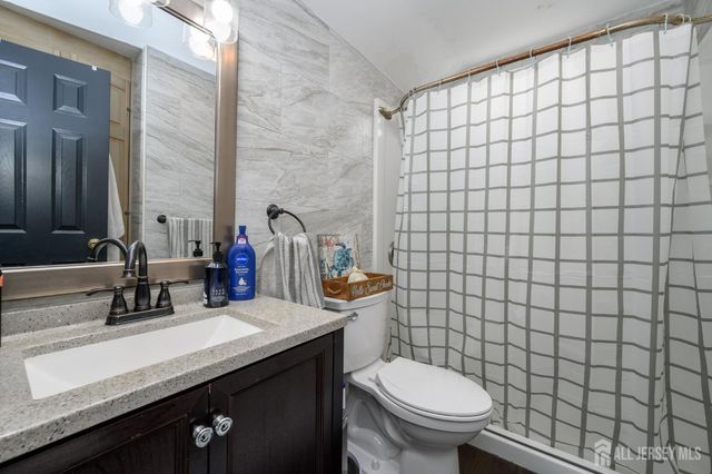 16 N Lincoln Avenue N, Colonia, NJ 07067