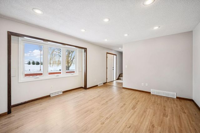 7050 Pioneer Trail, Greenfield, MN 55357