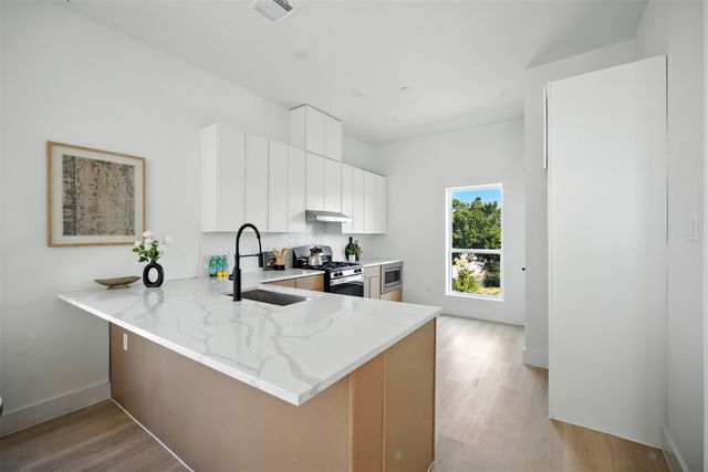 312 N Lancaster Avenue 104, Dallas, TX 75203