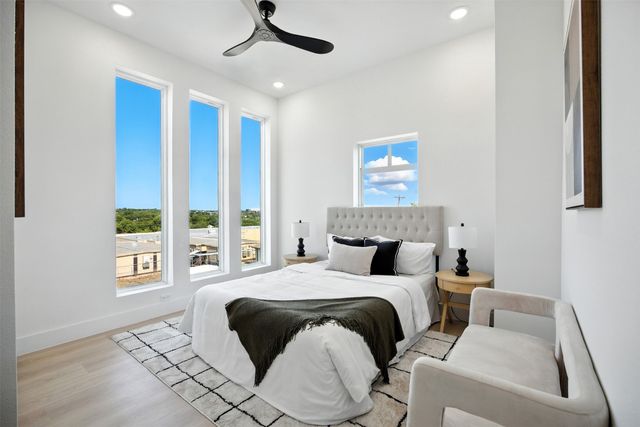 312 N Lancaster Avenue 104, Dallas, TX 75203