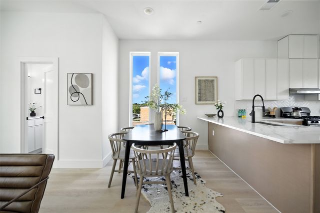 312 N Lancaster Avenue 104, Dallas, TX 75203