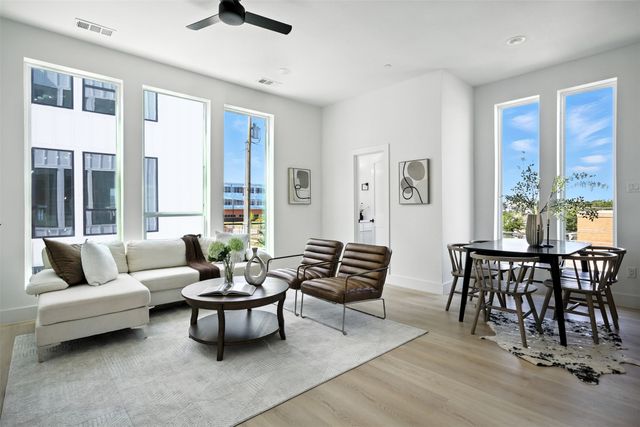 312 N Lancaster Avenue 104, Dallas, TX 75203