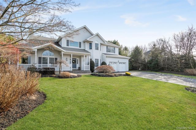 7 Park View Lane, Lake Grove, NY 11755