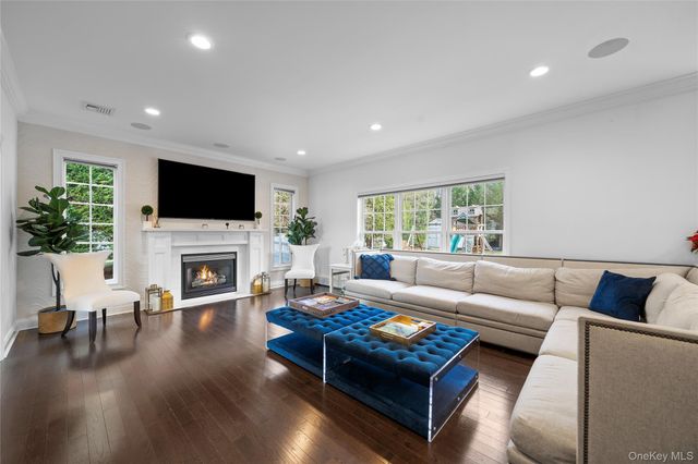 7 Park View Lane, Lake Grove, NY 11755