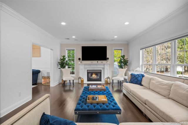 7 Park View Lane, Lake Grove, NY 11755