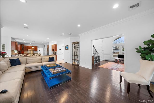 7 Park View Lane, Lake Grove, NY 11755