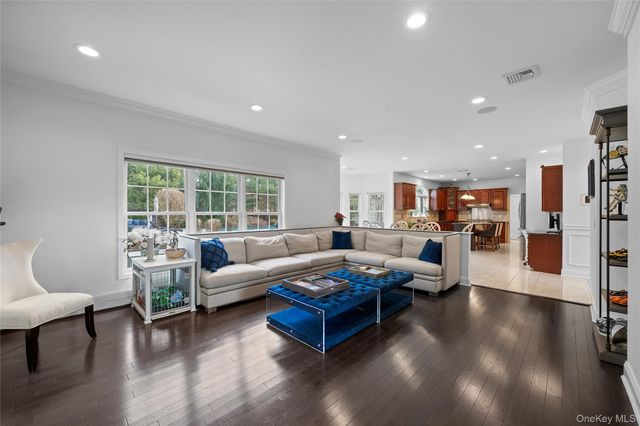 7 Park View Lane, Lake Grove, NY 11755