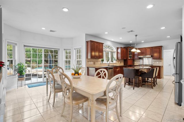 7 Park View Lane, Lake Grove, NY 11755