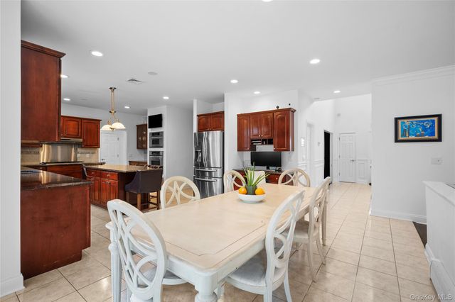 7 Park View Lane, Lake Grove, NY 11755