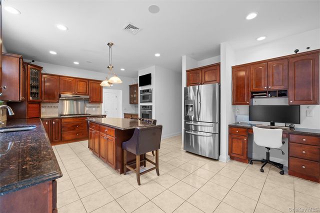 7 Park View Lane, Lake Grove, NY 11755