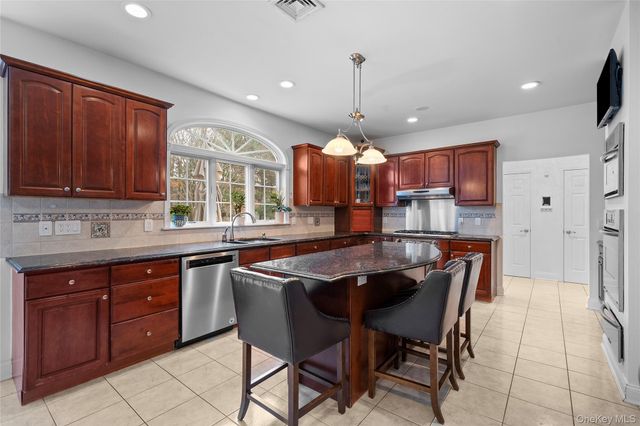 7 Park View Lane, Lake Grove, NY 11755