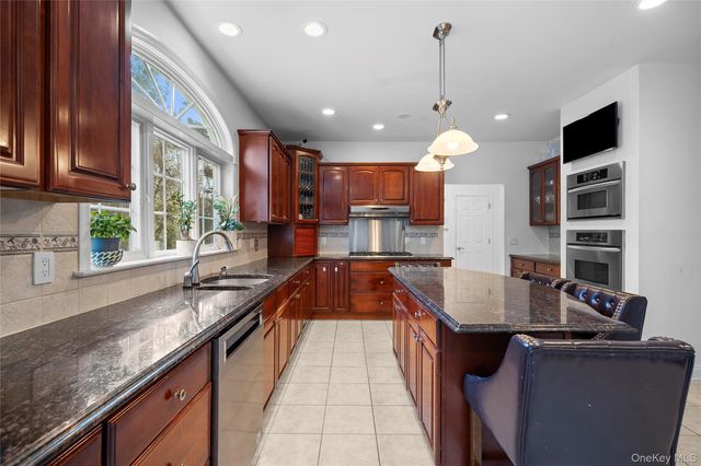 7 Park View Lane, Lake Grove, NY 11755