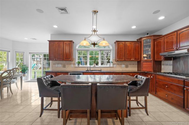 7 Park View Lane, Lake Grove, NY 11755