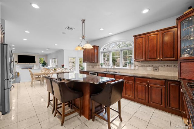 7 Park View Lane, Lake Grove, NY 11755