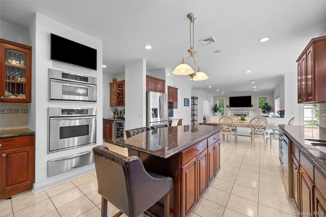 7 Park View Lane, Lake Grove, NY 11755