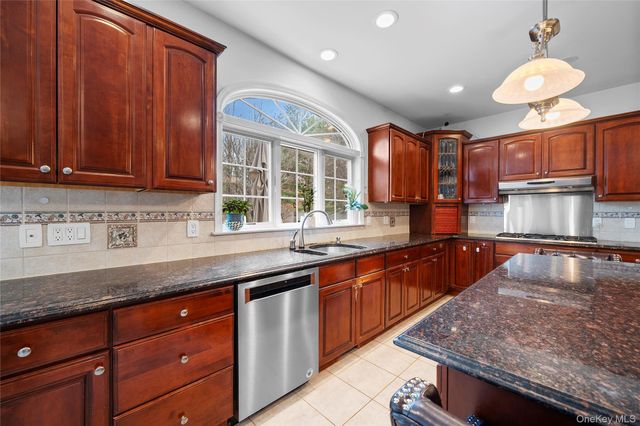 7 Park View Lane, Lake Grove, NY 11755