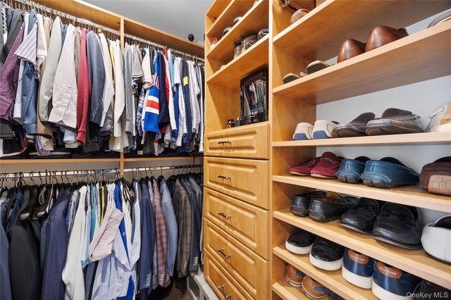 7 Park View Lane, Lake Grove, NY 11755