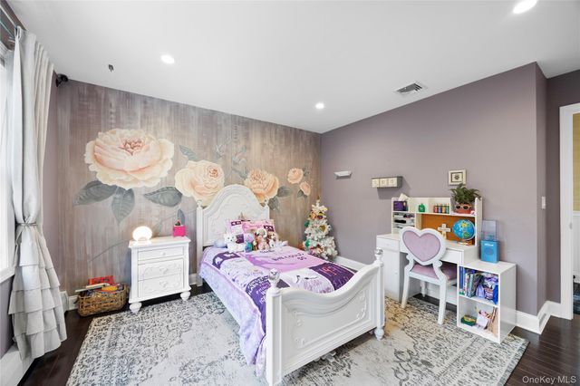 7 Park View Lane, Lake Grove, NY 11755