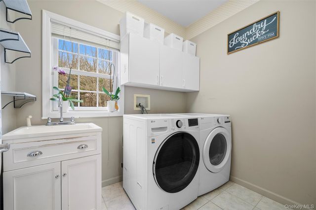 7 Park View Lane, Lake Grove, NY 11755