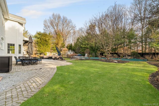 7 Park View Lane, Lake Grove, NY 11755