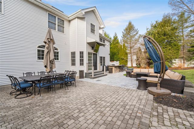 7 Park View Lane, Lake Grove, NY 11755