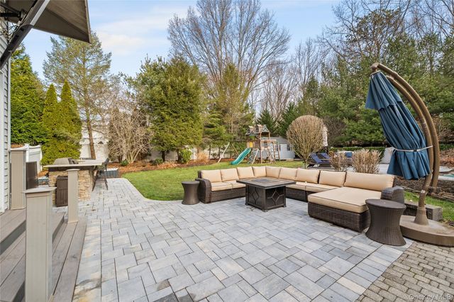 7 Park View Lane, Lake Grove, NY 11755