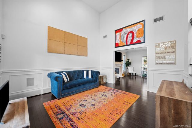 7 Park View Lane, Lake Grove, NY 11755