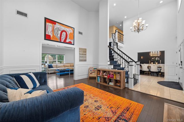 7 Park View Lane, Lake Grove, NY 11755