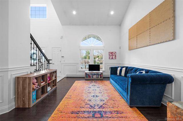 7 Park View Lane, Lake Grove, NY 11755