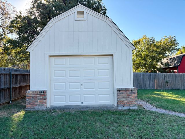 1300 3rd Street, Granbury, TX 76048