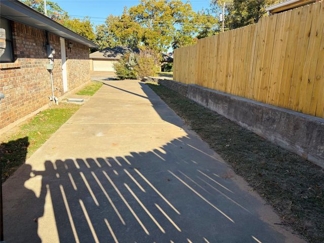 1300 3rd Street, Granbury, TX 76048