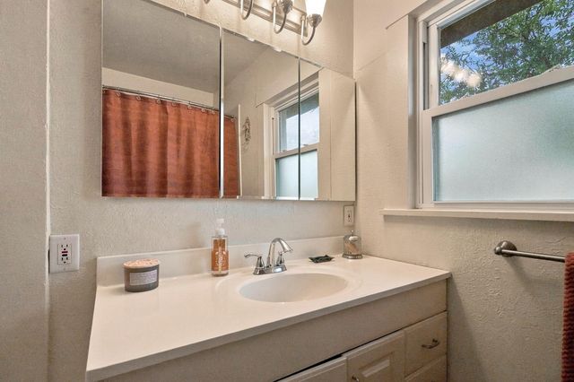 923 Arno Street SE, Albuquerque, NM 87102