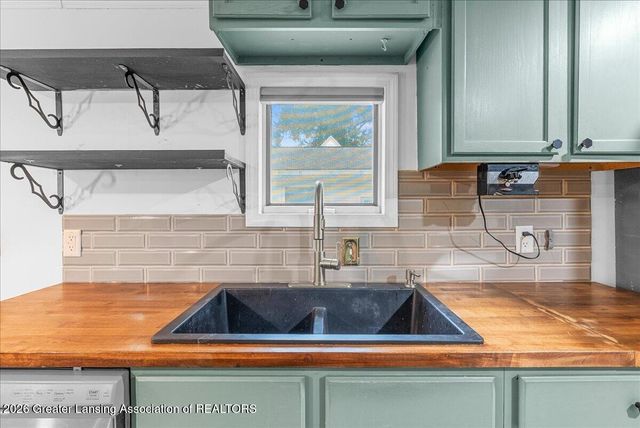 211 N Deerfield Avenue, Lansing, MI 48917