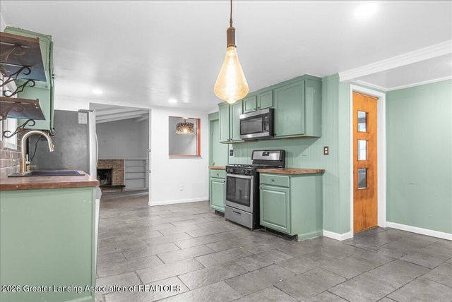 211 N Deerfield Avenue, Lansing, MI 48917